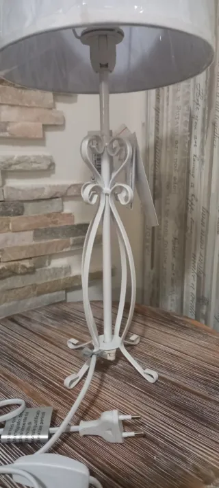 Lampada da tavolo in metallo