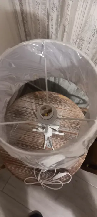 Lampada da tavolo in metallo