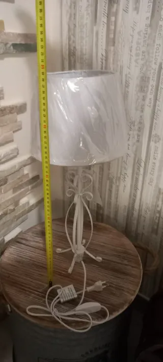 Lampada da tavolo in metallo