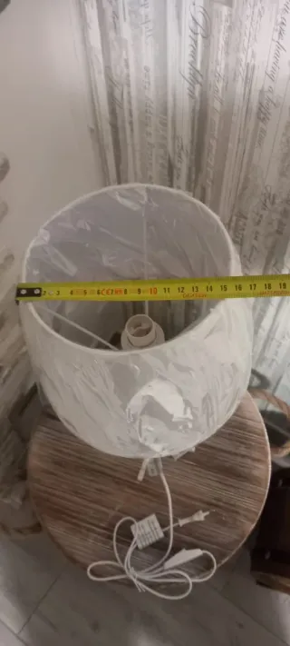 Lampada da tavolo in metallo