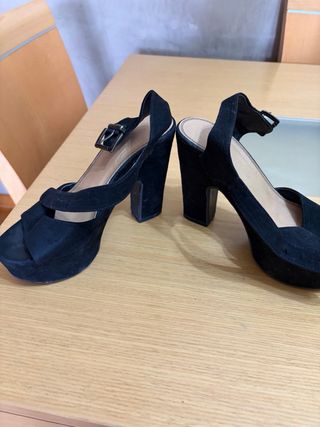 Sandalia de tacón negra para mujer