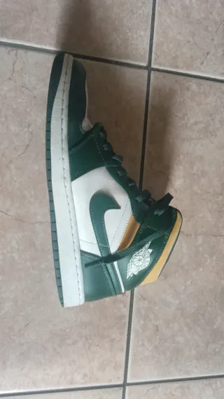 Scarpe Jordan verdi e bianche