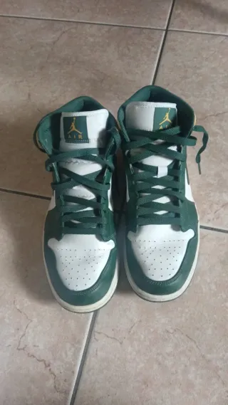 Scarpe Jordan verdi e bianche