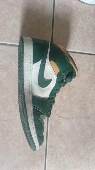 Scarpe Jordan verdi e bianche