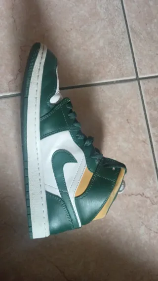 Scarpe Jordan verdi e bianche