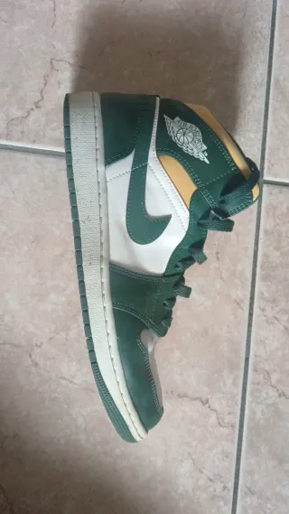 Scarpe Jordan verdi e bianche