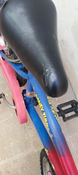 Bicicleta infantil Looney Tunes de 12 pulgadas.