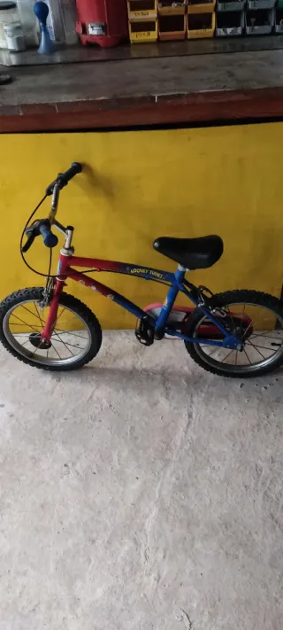 Bicicleta infantil Looney Tunes de 12 pulgadas.