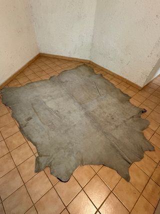 Tappeto in pelle maculato