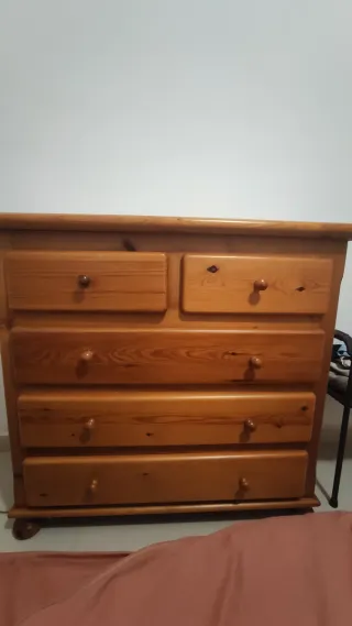 Cómoda de pino con 5 cajones