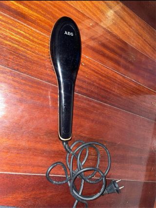 Escova Alisadora Cabelo AEG Preta