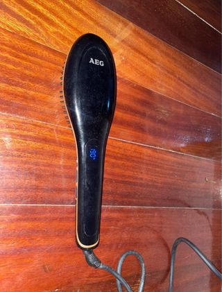Escova Alisadora Cabelo AEG Preta