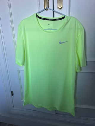 Camiseta deportiva Nike Dri-FIT verde