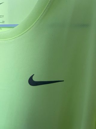 Camiseta deportiva Nike Dri-FIT verde