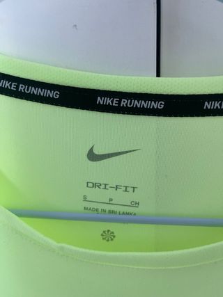 Camiseta deportiva Nike Dri-FIT verde