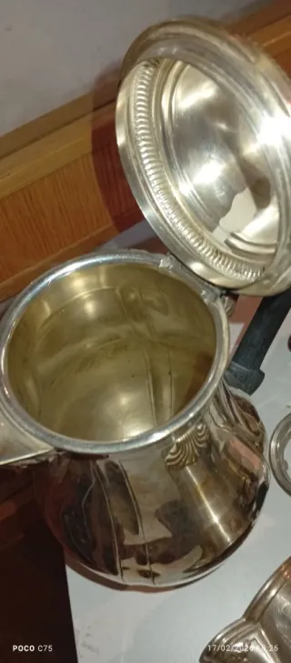 Tetera antigua de plata