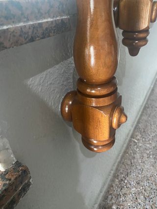 Escalera de madera con pasamanos