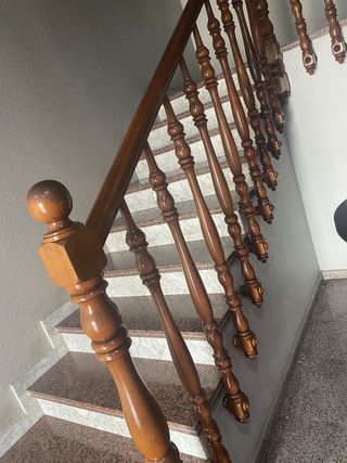 Escalera de madera con pasamanos