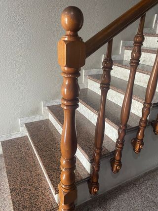 Escalera de madera con pasamanos