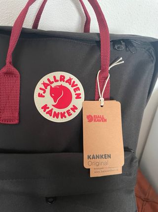 Zaino Fjallraven Kanken Nero e Rosso