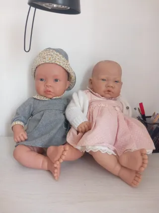 Muñecos bebé grises y rosas