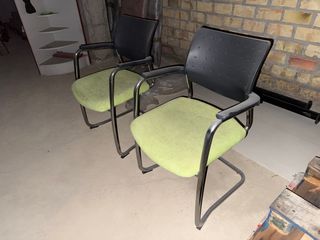 Sillas de conferencia grises y verdes