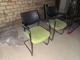 Sillas de conferencia grises y verdes