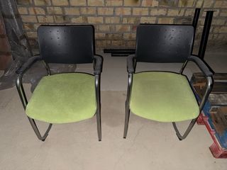 Sillas de conferencia grises y verdes