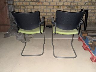 Sillas de conferencia grises y verdes