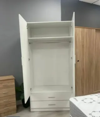 Armario blanco con cajones