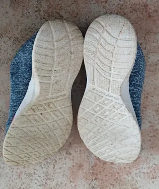 Zapatillas Skechers grises y rosas