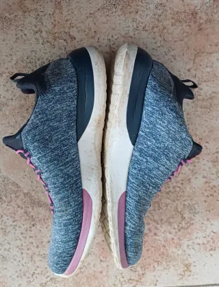 Zapatillas Skechers grises y rosas