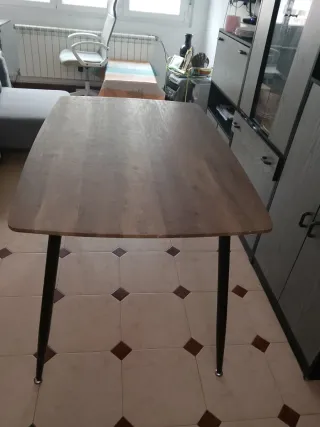 Mesa de madera y metal
