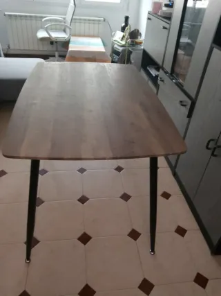 Mesa de madera y metal