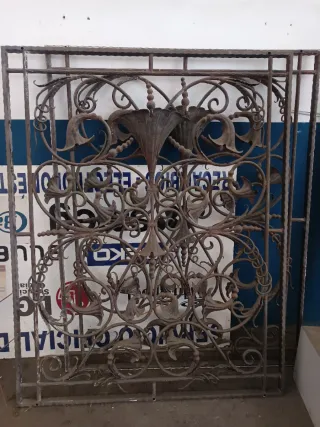 Puerta de hierro forjado antigua