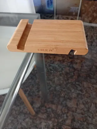 Soporte para móvil IKEA de bambú