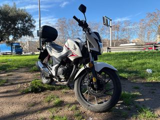 Honda Naked Blanca y Roja