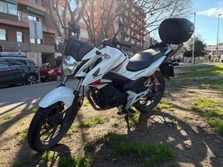 Honda Naked Blanca y Roja