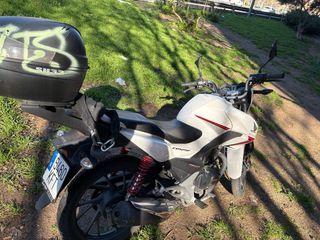 Honda Naked Blanca y Roja