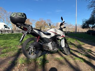 Honda Naked Blanca y Roja