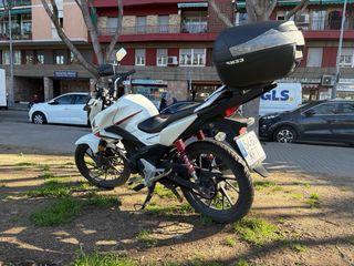 Honda Naked Blanca y Roja