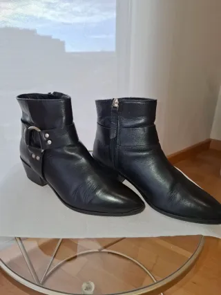 Botines negros con hebilla