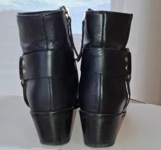 Botines negros con hebilla