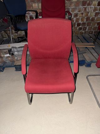 Silla de conferencia roja y plateada