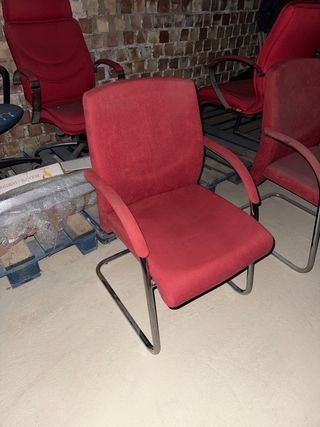 Silla de conferencia roja y plateada