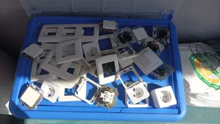 Lote enchufes, interruptores y marcos, ver fotos