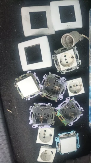 Lote enchufes, interruptores y marcos, ver fotos