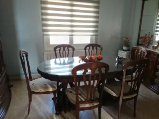 Mesa de salón con sillas