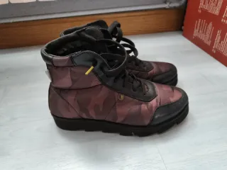 Botas altas negras y moradas