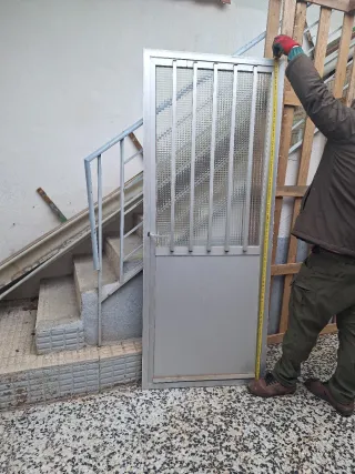 Puerta de aluminio con marco 1,96x0,79